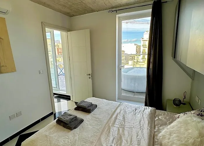 Paceville - Penthouse - Hot Tub & Sea View Roof